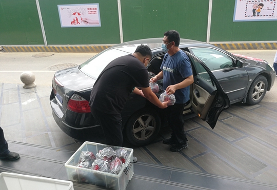 鄭州市未來(lái)路街道 “五到位服務(wù)”為隔離者安“家” 外賣遞送服務(wù)